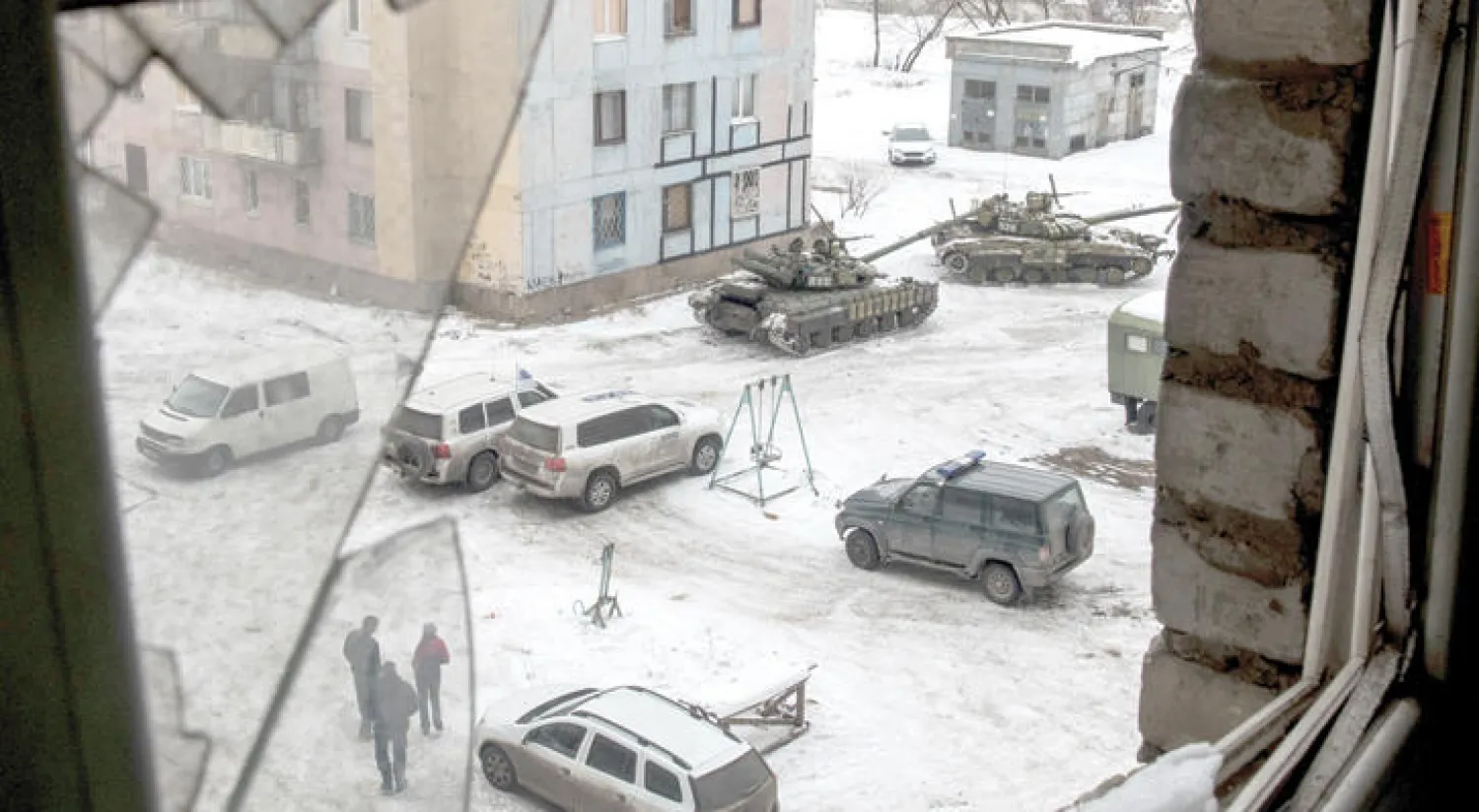 دبابات أوكرانية وسيارات تابعة للجنة خاصة تقوم بمراقبة الوضع في شرق أوكرانيا (أ.ب)
