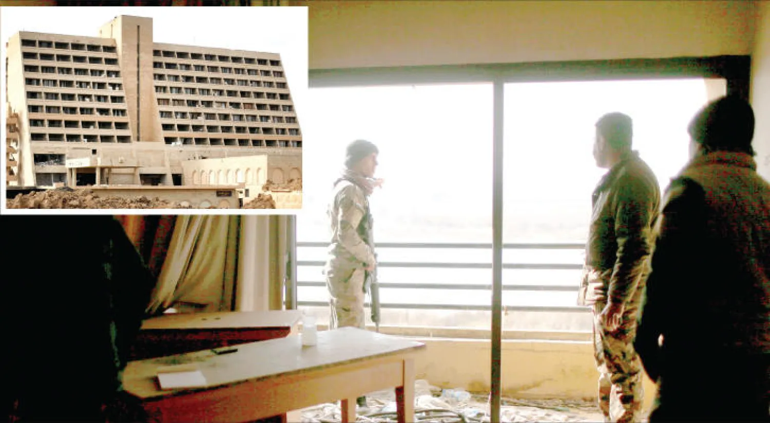 جنود عراقيون ينظرون عبر نافذة إحدى غرف فندق نينوى أوبروي بالموصل فيما تبدو آثار دمار على أرضيتها.. وفي الإطار صورة عامة للفندق (رويترز)