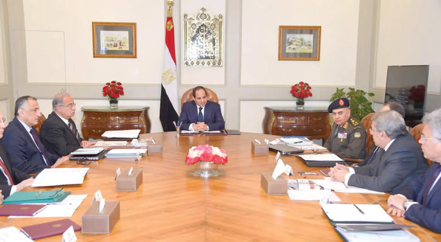 الرئيس السيسي خلال اجتماعه الوزاري المصغر أمس («الشرق الأوسط»)