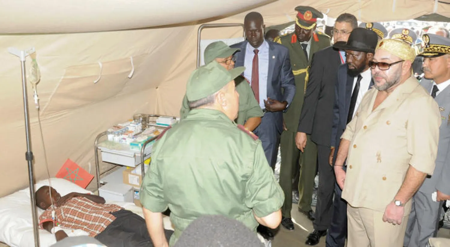 العاهل المغربي الملك محمد السادس والرئيس سيلفا كير خلال زيارتهما أمس للمستشفى الميداني التابع للقوات المسلحة الملكية المغربية المقام بجوبا (رويترز)