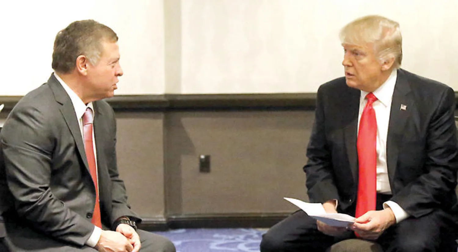 الرئيس ترمب لدى اجتماعه مع الملك عبد الله الثاني في واشنطن أمس (أ.ف.ب)