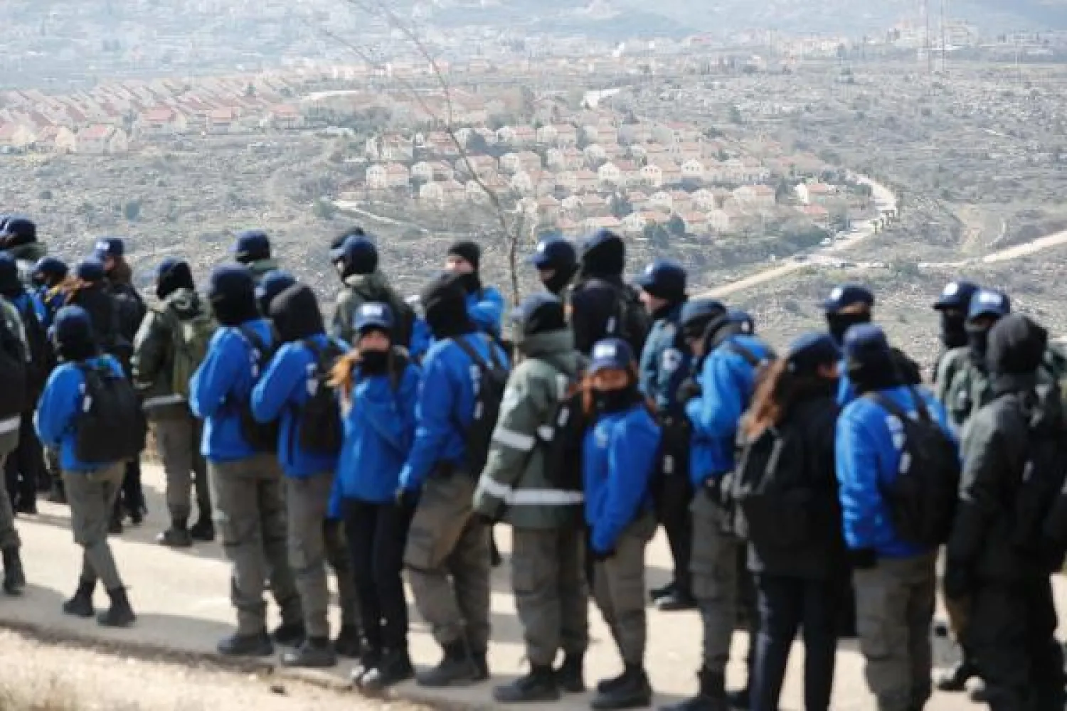  قوات الاحتلال الاسرائيلية تتجمع في موقع عمونا، شمال شرق مدينة رام الله (إ.ف.ب)