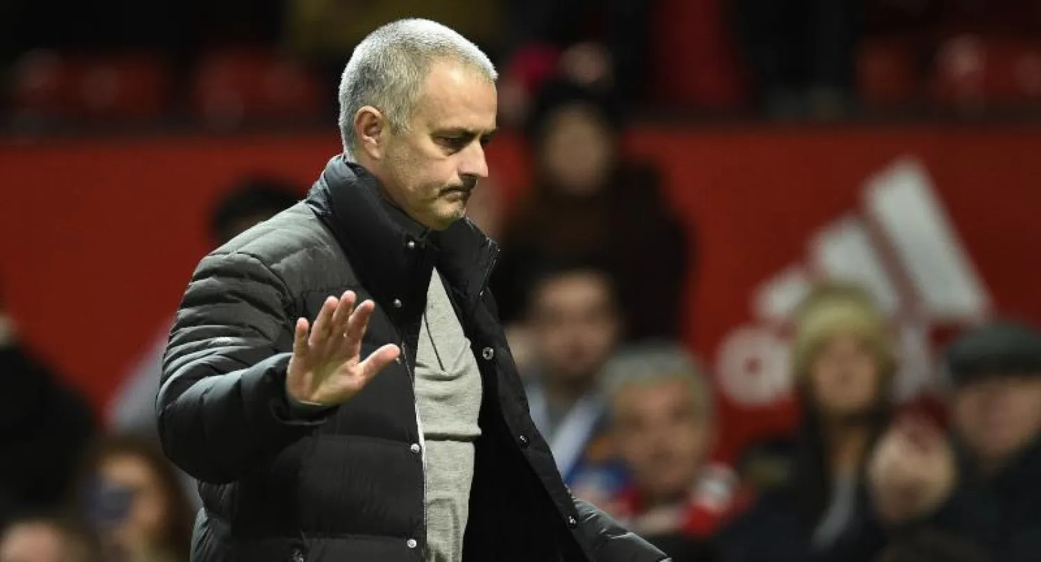 المدرب البرتغالي جوزيه مورينيو خلال مباراة هال سيتي بالدوري الإنجليزي أمس التي انتهت بالتعادل السلبي (أ.ف.ب)