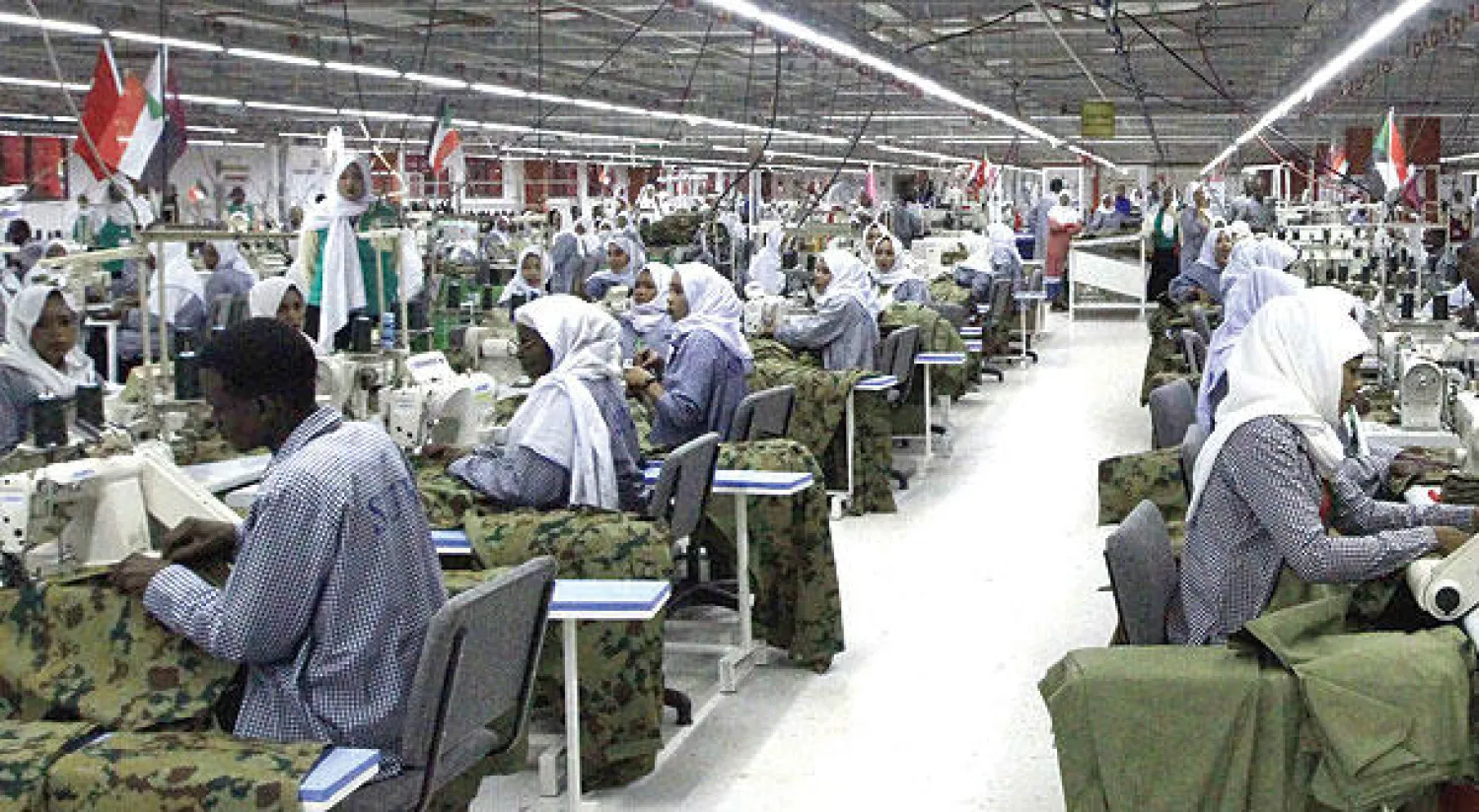 أيادي عاملة في أحد مصانع النسيج بالخرطوم ({الشرق الأوسط})