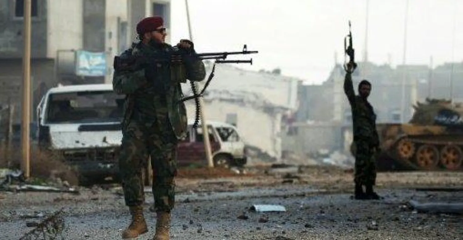 عنصر في الجيش الوطني الليبي يصوب بندقيته على مواقع متشددين في بنغازي يناير 2017 (أ.ف.ب)