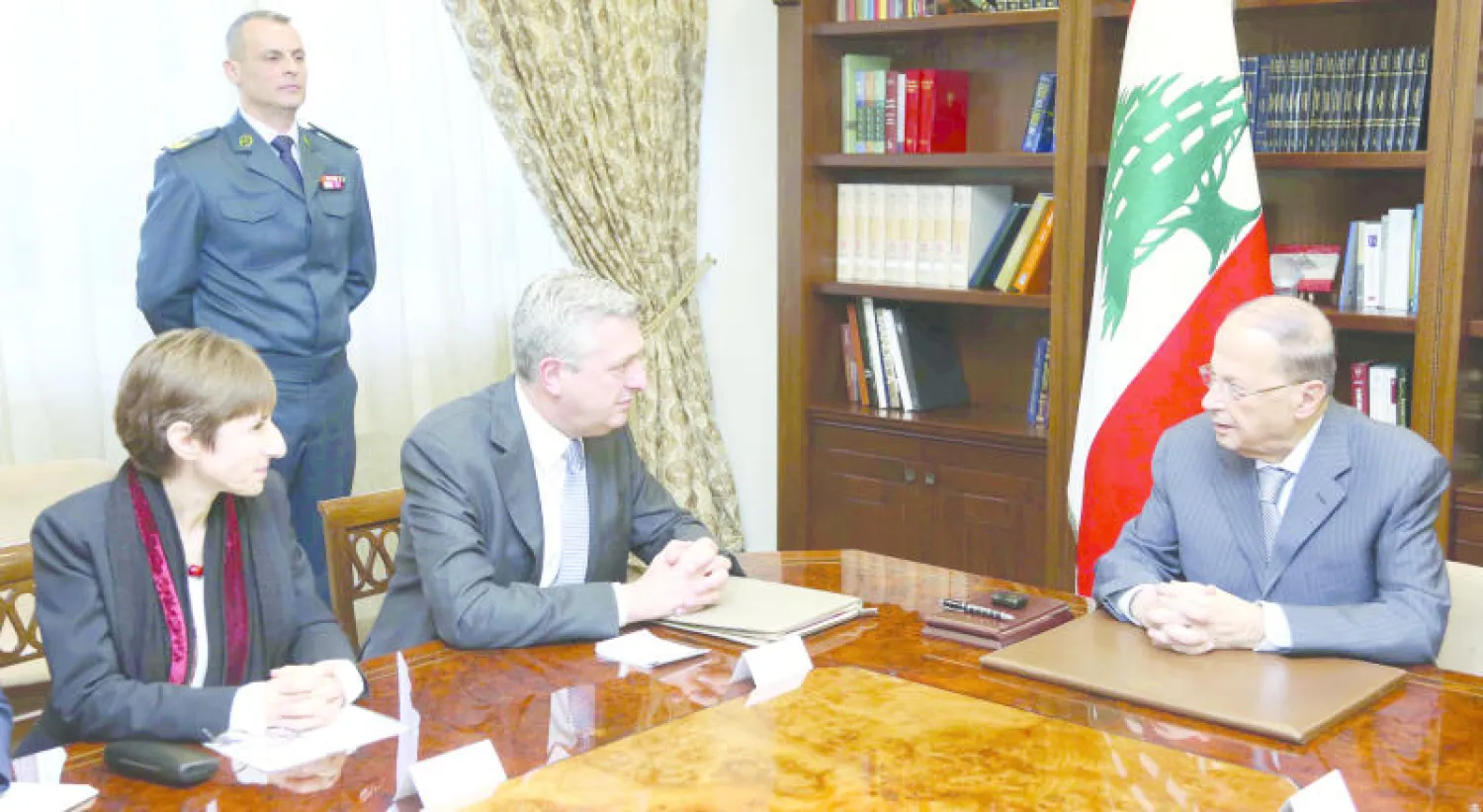 الرئيس اللبناني ميشال عون  لدى اجتماعه مع  مفوض الأمم المتحدة السامي لشؤون اللاجئين فيليبو غراندي أمس في القصر الجمهوري (رويترز)