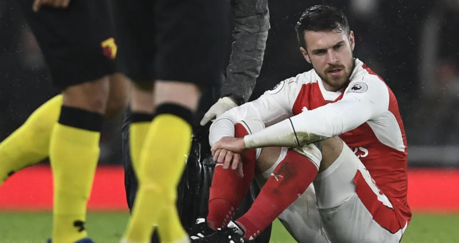 آرون رامسي متأثرا بعد إصابته في مباراة واتفورد الثلاثاء الماضي (رويترز)