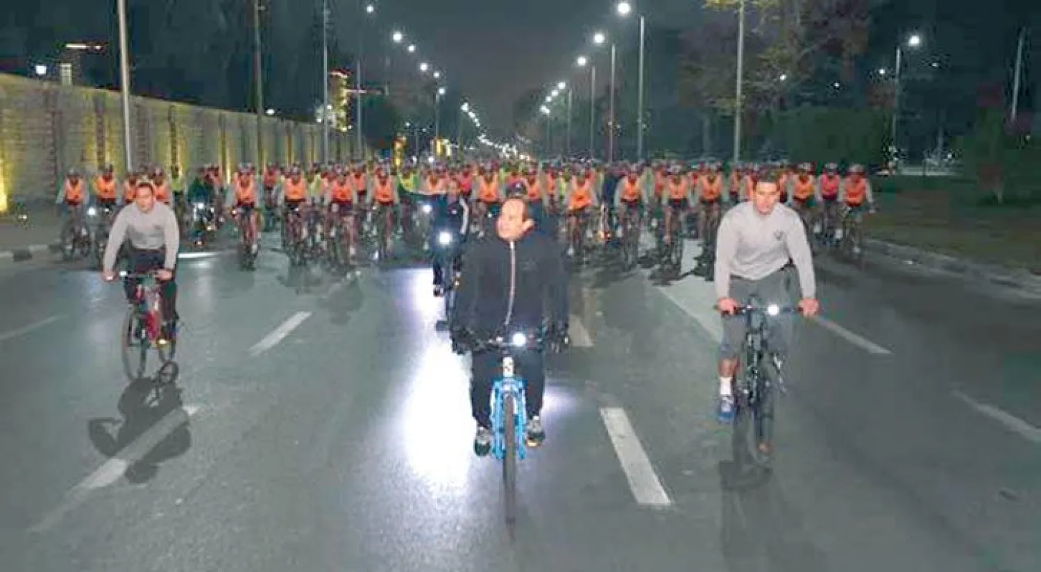 الرئيس السيسي تجول على دراجته مع شباب الكلية الحربية فجر أمس في شوارع القاهرة («الشرق الأوسط»)