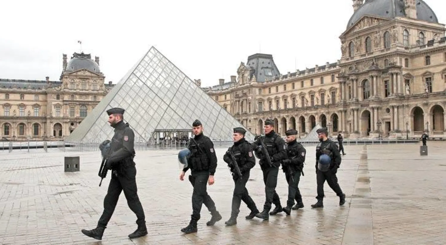 جنود فرنسيون في باحة متحف اللوفر بباريس بعد الهجوم الإرهابي الذي نفذه مصري مسلح بساطور (أ.ب)