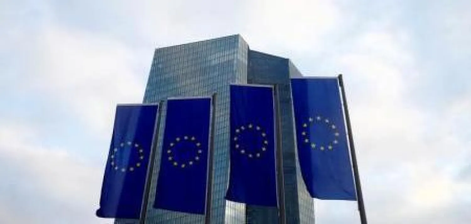 صورة من أرشيف رويترز لأعلام الإتحاد الأوروبي أمام مقر البنك المركزي الأوروبي في فرانكفورت.