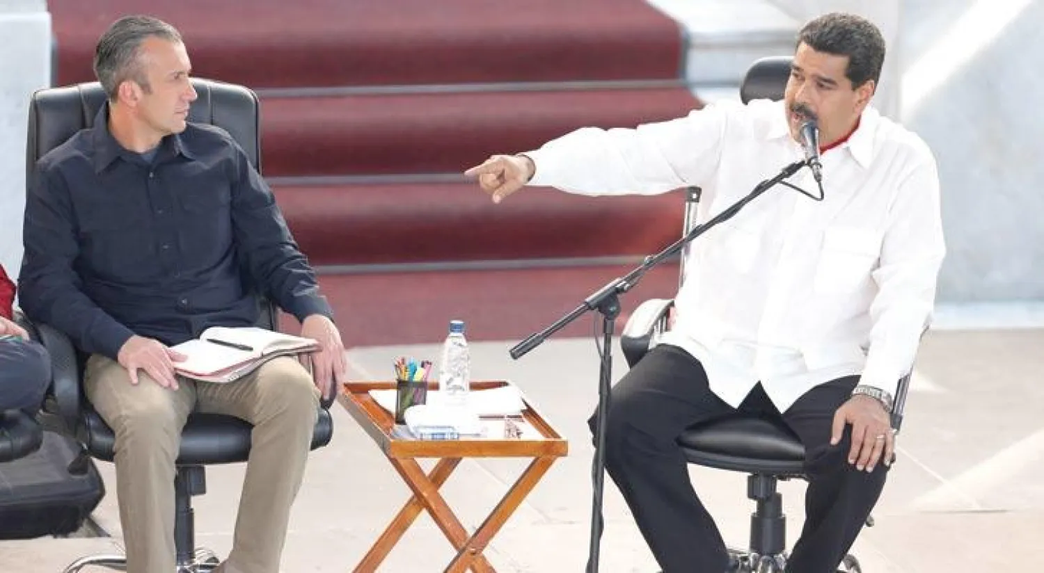 الرئيس الفنزويلي نيكولاس مادورو  ونائبه طارق العيسمي (يسار) في القصر الرئاسي «ميرافلوريس» في كاراكاس (رويترز)