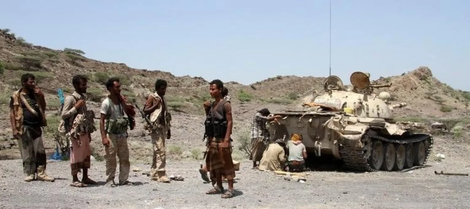 عناصر قوات موالية للحكومة اليمنية يطلقون النار نحو المتمردين الحوثيين في اليمن - 25 سبتمبر 2016 (أ.ف.ب)