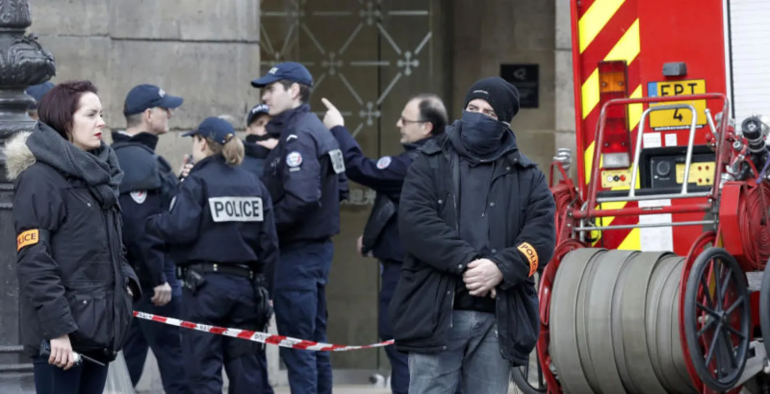 رجال الأمن والإسعاف في مكان الحادث (أ.ب)