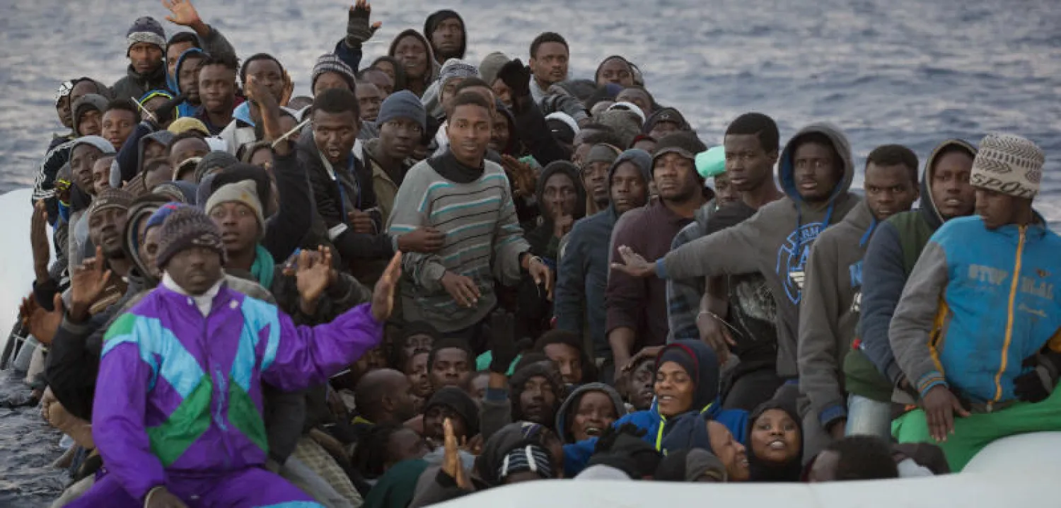 مهاجرون تم إنقاذهم قبالة سواحل صبراتة الليبية الجمعة (أ ب)