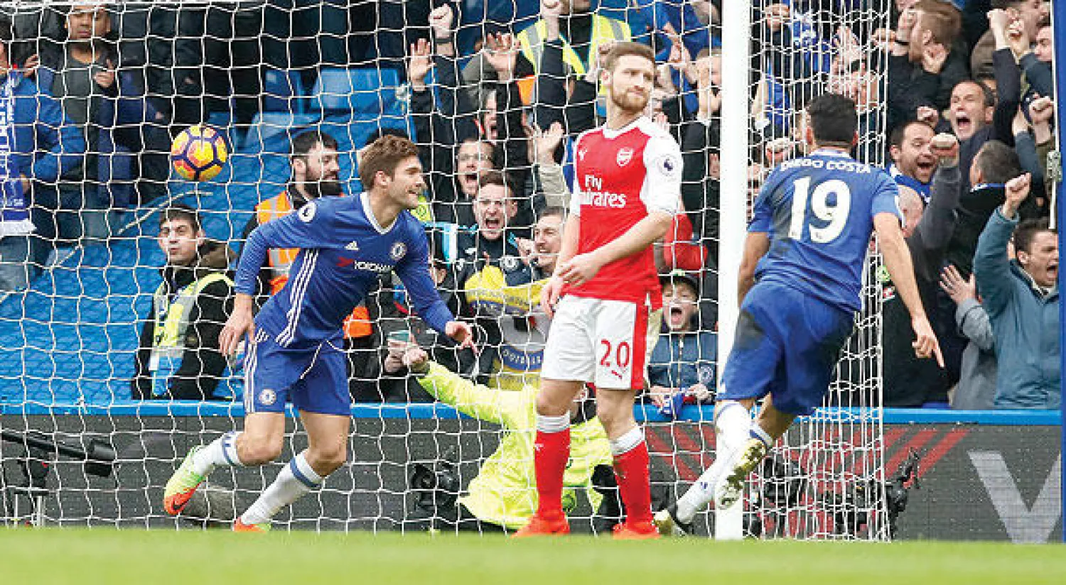 الإسباني ماركوس ألونسو بعد افتتاحه ثلاثية تشيلسي (أ.ب)