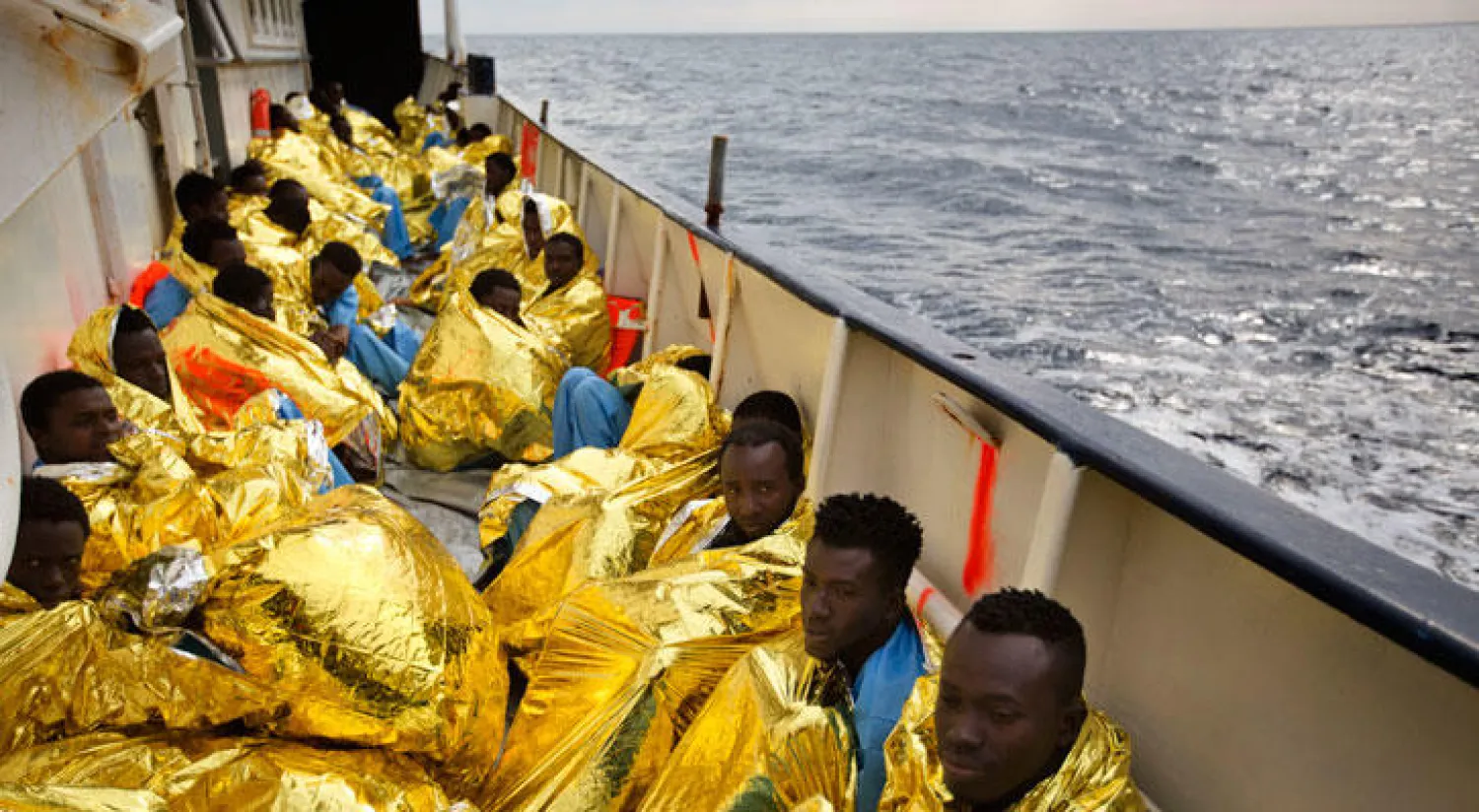 عمليات الإنقاذ التي شاركت فيها أمس منظمات إغاثة جاءت بعدما تم إنقاذ 1300 آخرين بالقرب من السواحل الليبية في اليوم السابق مما رفع عدد الذين انتشلوا خلال الأيام الثلاثة الماضية إلى أكثر من 2600 شخص (أ.ب)