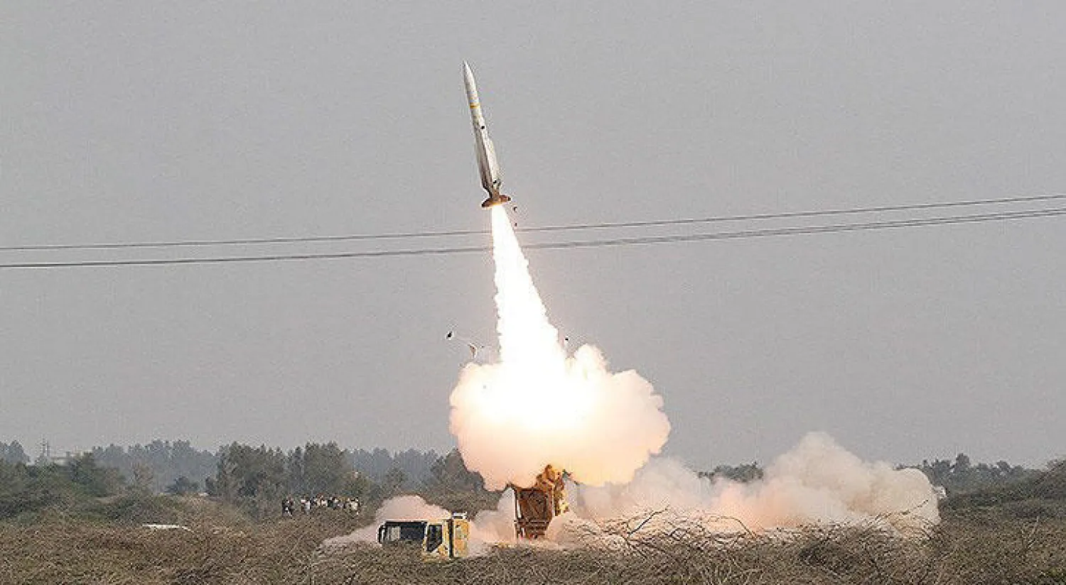 قوات الحرس الثوري تجرب صاروخًا قصير المدى خلال مناورات جوية جرت في محافظة سمنان أمس (تسنيم)