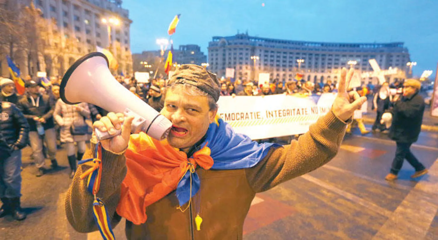 آلاف المواطنين شاركوا في المظاهرات الاحتجاجية في شوارع العاصمة الرومانية بوخارست أمس (أ.ب)