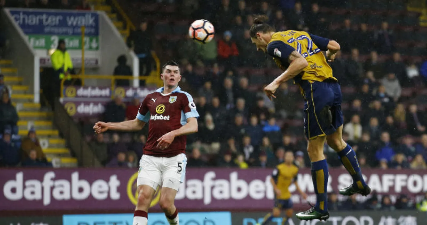 رأسية من ميلان ديوريتش لاعب بريستول أمام بيرنلي في كأس الاتحاد الإنجليزي (رويترز)