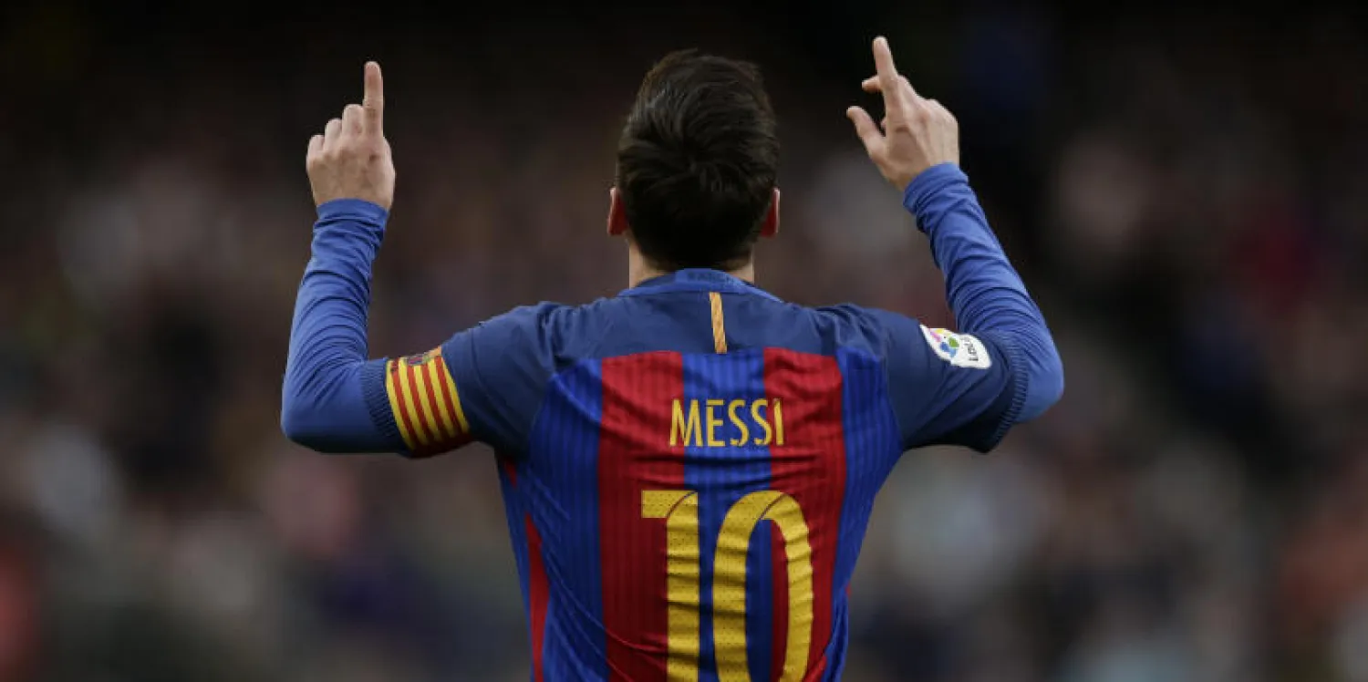 ميسي يحتفل بهدفه في شباك أتليتك بلباو بالدوري الإسباني لكرة القدم (أ.ب)