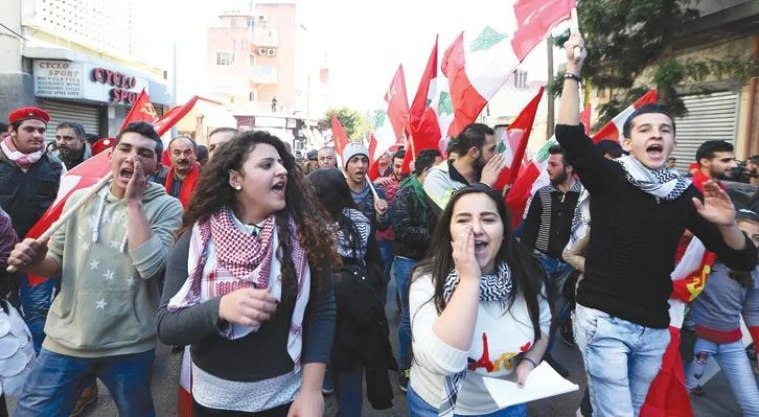 مؤيدون للحزب الشيوعي اللبناني، خلال مظاهرة سارت من منطقة برج حمود إلى ساحة قصر الحكومة في بيروت، امس، طالبوا فيها بإجراء الانتخابات البنانية في موعدها (إ ب أ)