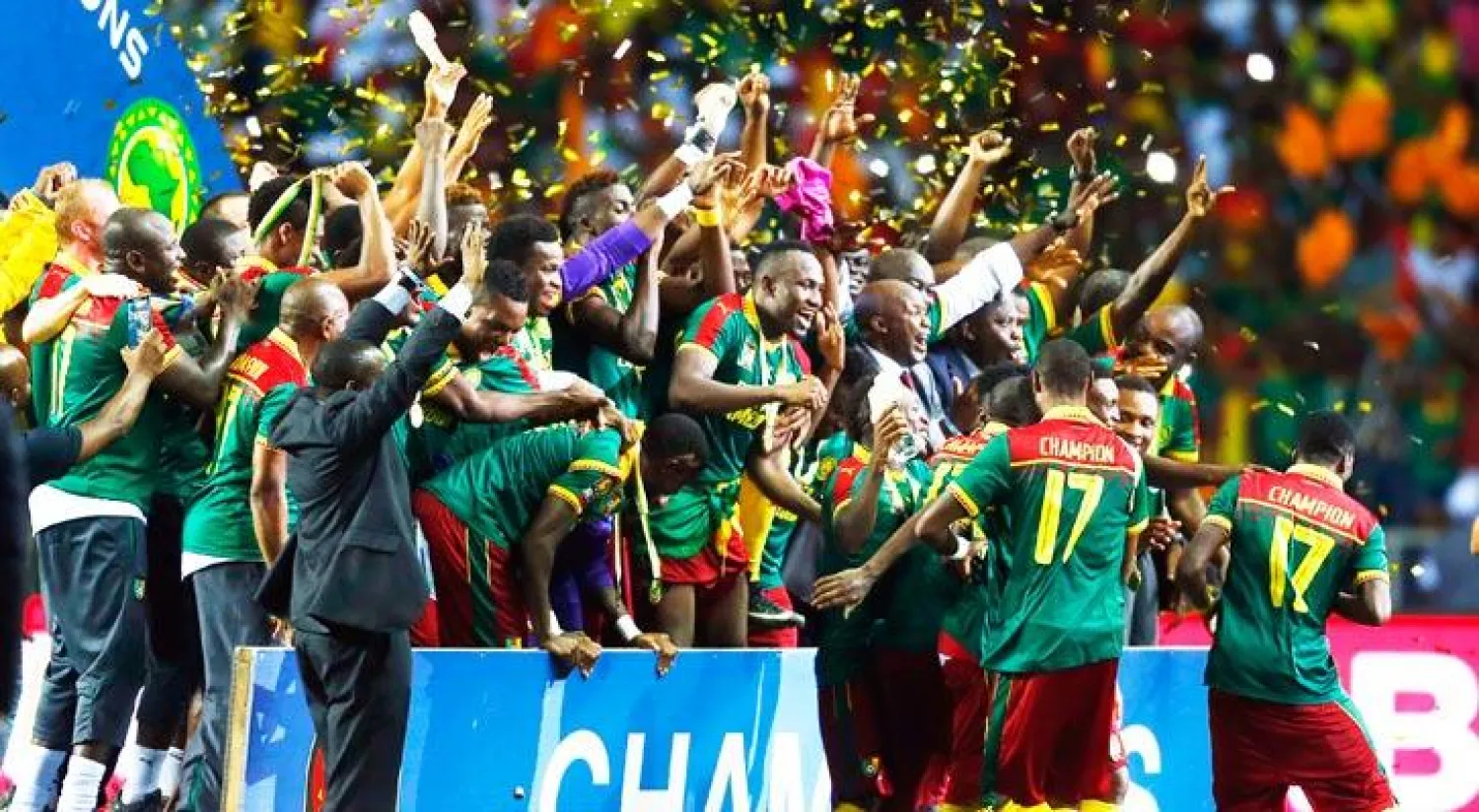 لاعبو الكاميرون على منصة التتويج يحتفلون بكأس امم افريقيا  (ا. ف. ب)