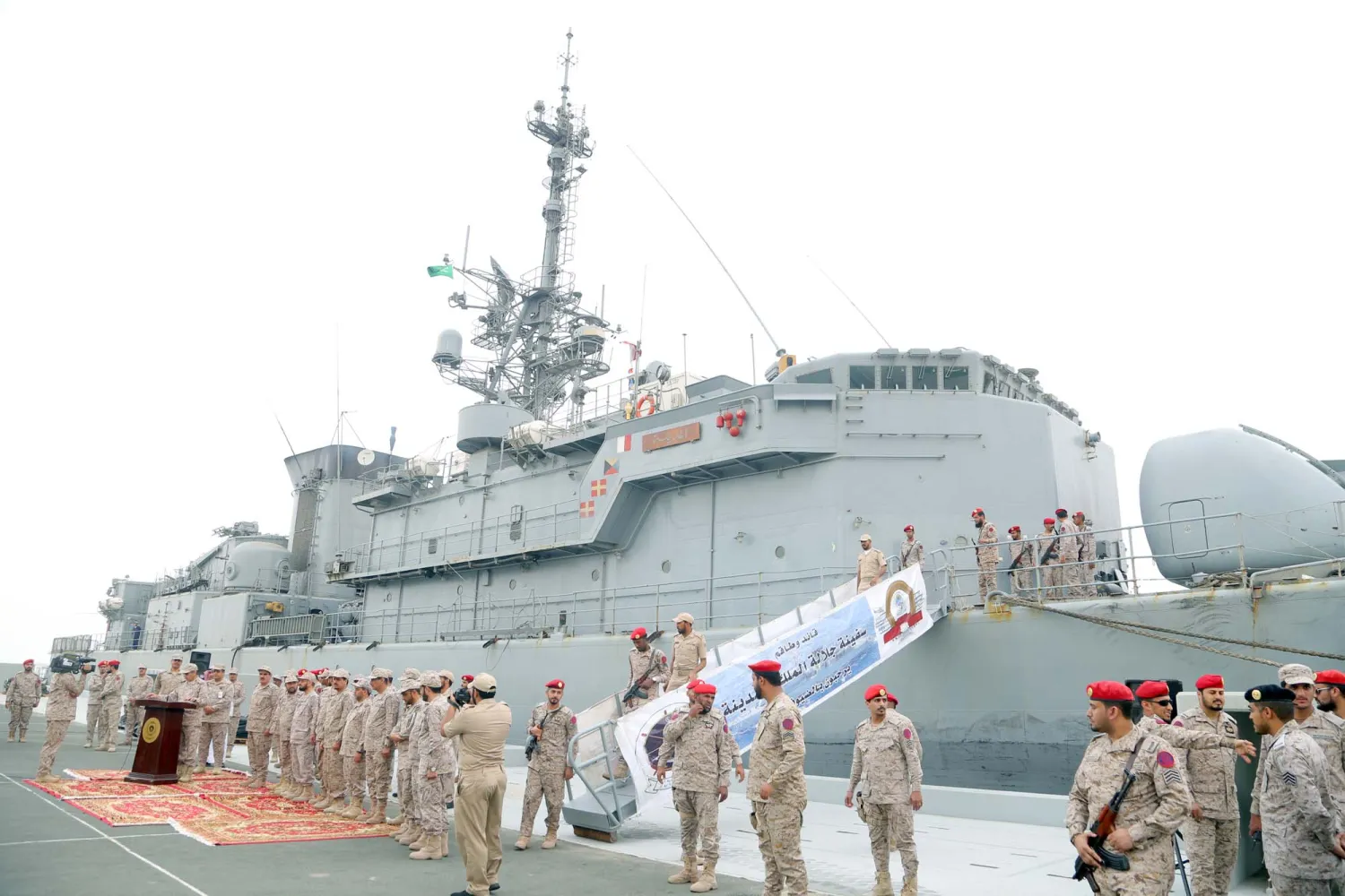الفرقاطة السعودية لدى وصولها الى ميناء جدة (تصوير غازي مهدي) 