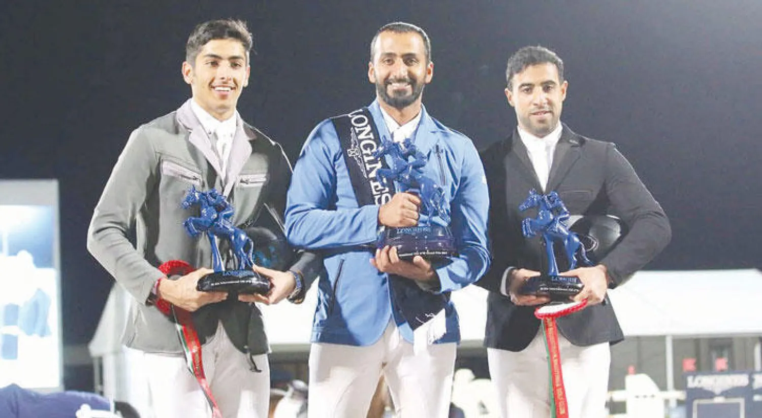 الفارس عبد الرحمن الراجحي خلال تتويجه في الإمارات («الشرق الأوسط»)