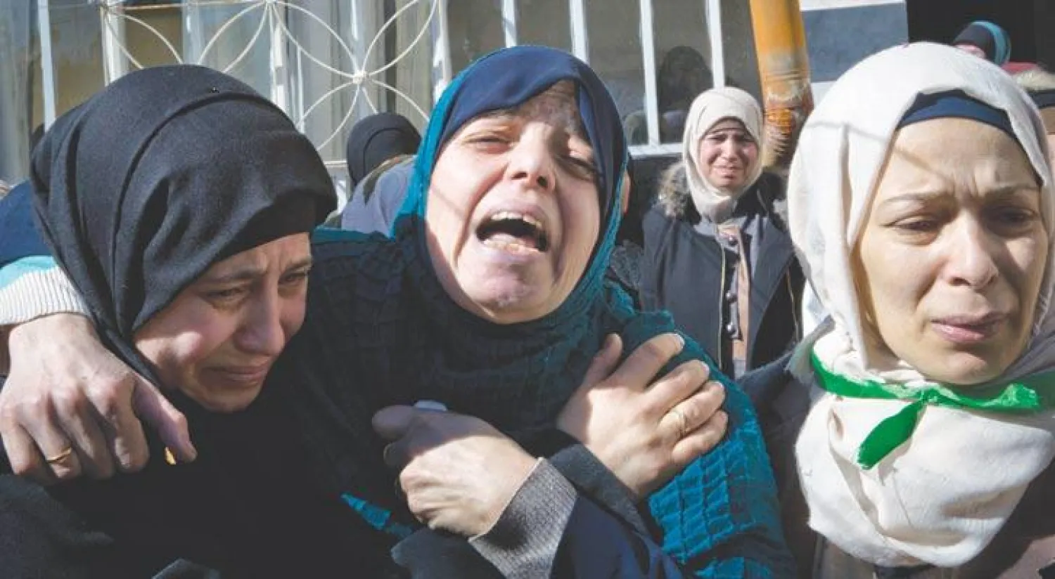 فلسطينة تبكي أمس أحد أقاربها الذي قتل برصاصة جندي إسرائيلي في مخيم أبو غوش للأجئين برام الله (أ.ب)