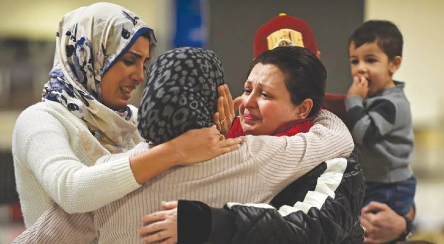 أفراد عائلة عراقية من فرجينيا يستقبلون جدتهم في المطار أمس بعد قرار المحكمة تجميد مرسوم حظر السفر مؤقتًا (إ.ب.أ)