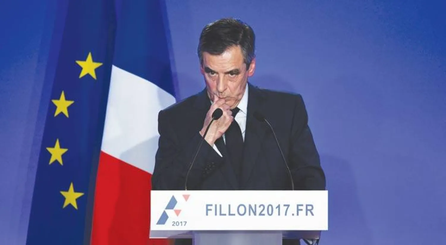 مرشح اليمين لانتخابات الرئاسة الفرنسية فرنسوا فيون خلال المؤتمر الصحافي في باريس أمس (أ.ف.ب)