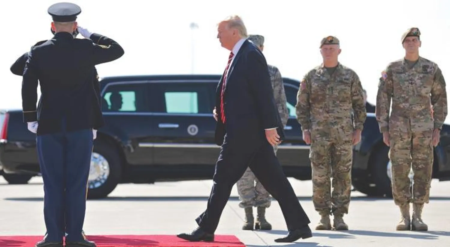 ترمب يصل إلى القيادة المركزية للقوات الأميركية في تامبا أمس (رويترز)