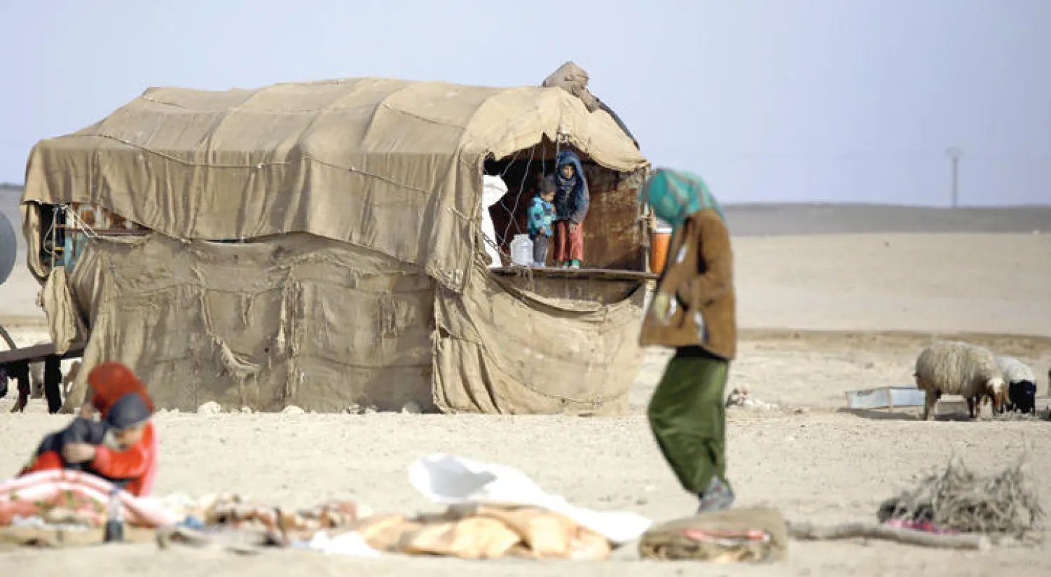 نازحون إلى مخيم مؤقت قرب قرية طرشان بريف الرقة شمال سوريا بعد هروب أهالي المنطقة بسبب معارك تدور بين قوات سوريا الديمقراطية و«داعش» (أ.ف.ب)