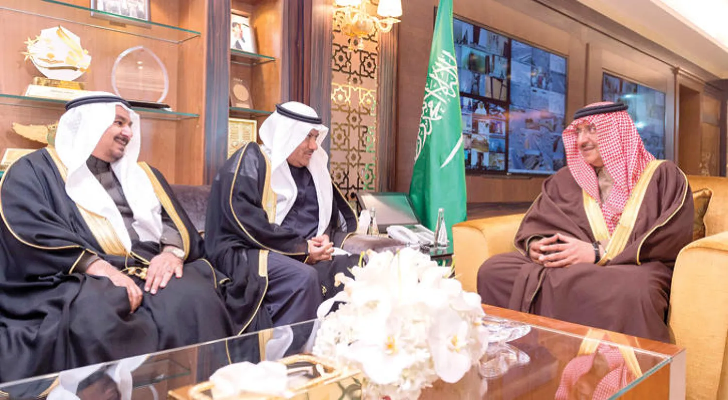 الأمير محمد بن نايف ولي العهد السعودي خلال استقباله السفراء الجدد في الرياض أمس (واس)