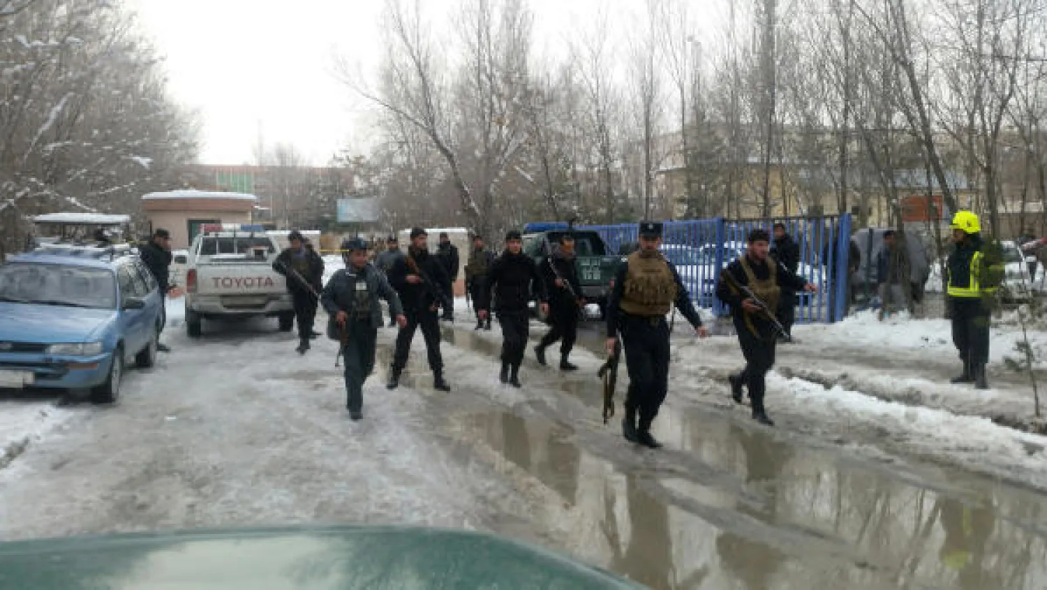 رجال من الشرطة الأفغانية بموقع التفجير خارج المحكمة العليا في كابل (رويترز)