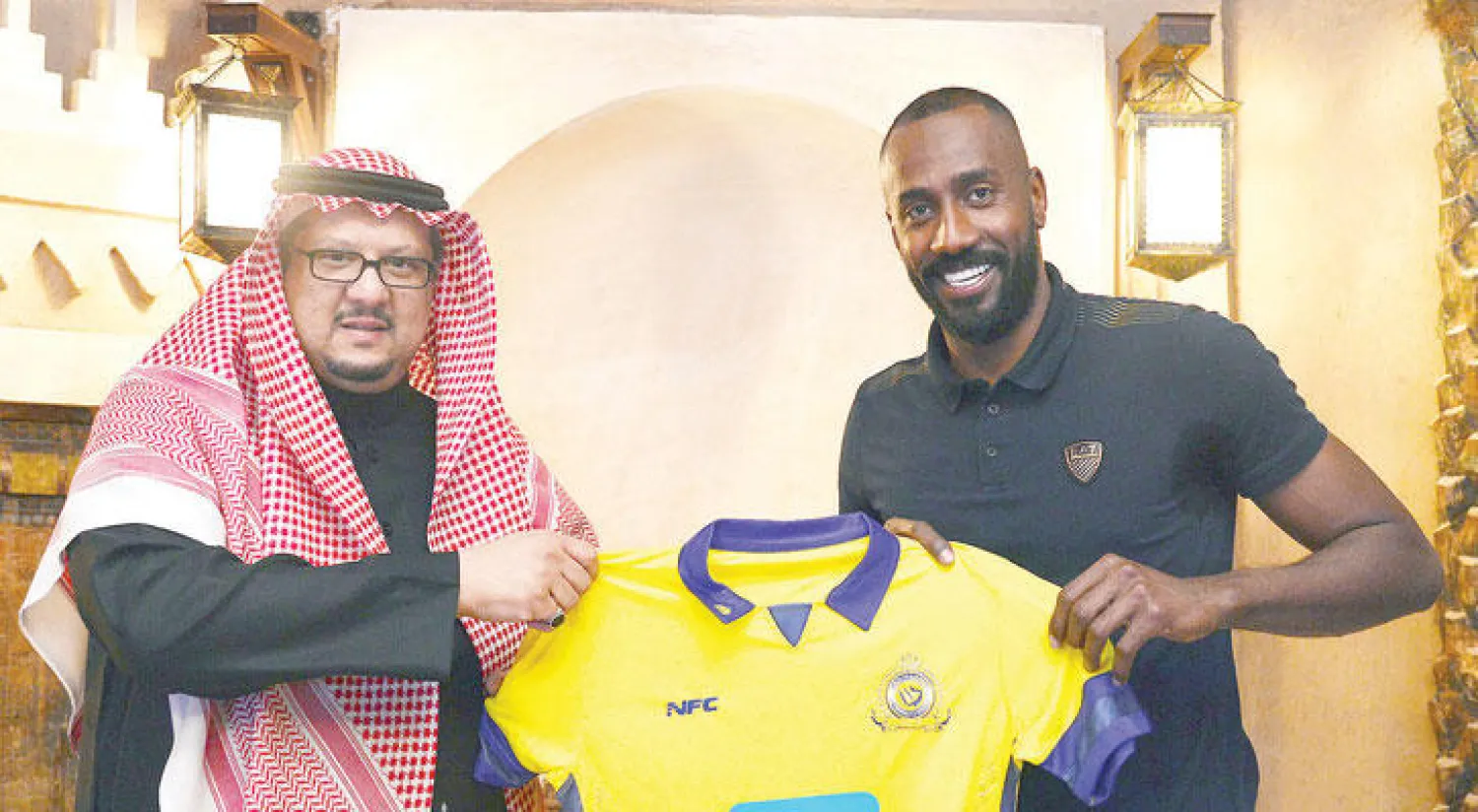 الأمير فيصل بن تركي خلال توقيع العقد مع وليد عبد الله (المركز الإعلامي لنادي النصر)