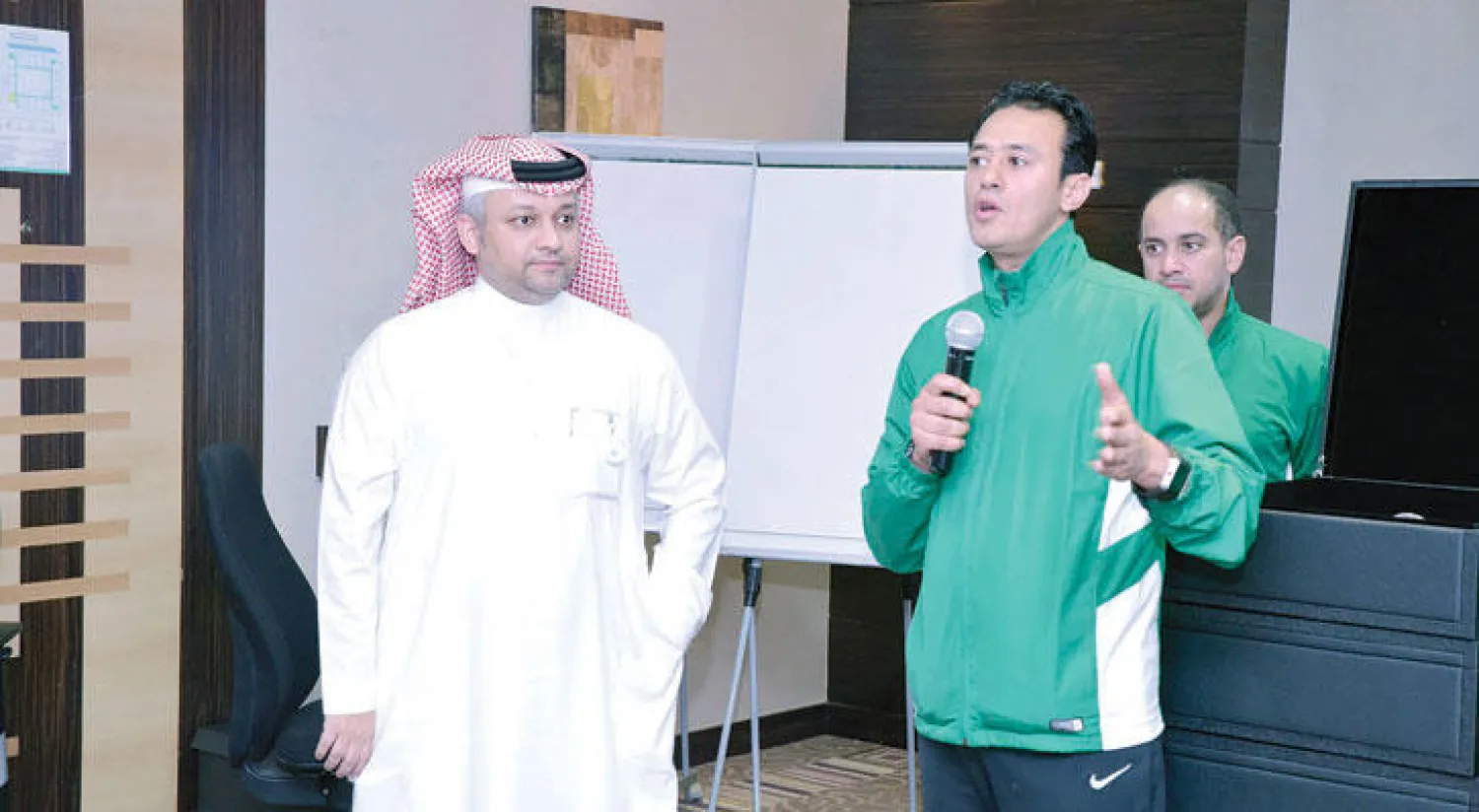 عادل عزت خلال حضوره أمس ورشة الحكام السعوديين («الشرق الأوسط»)