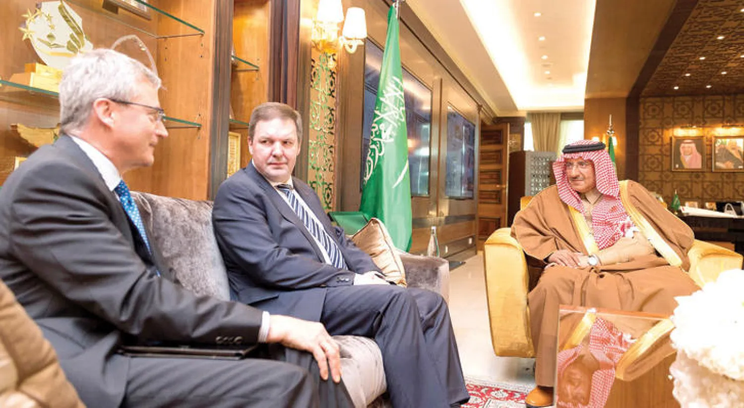 الأمير محمد بن نايف ولي العهد خلال استقباله رئيس جهاز أمن الدولة البلجيكي في ديوان وزارة الداخلية أمس (واس)