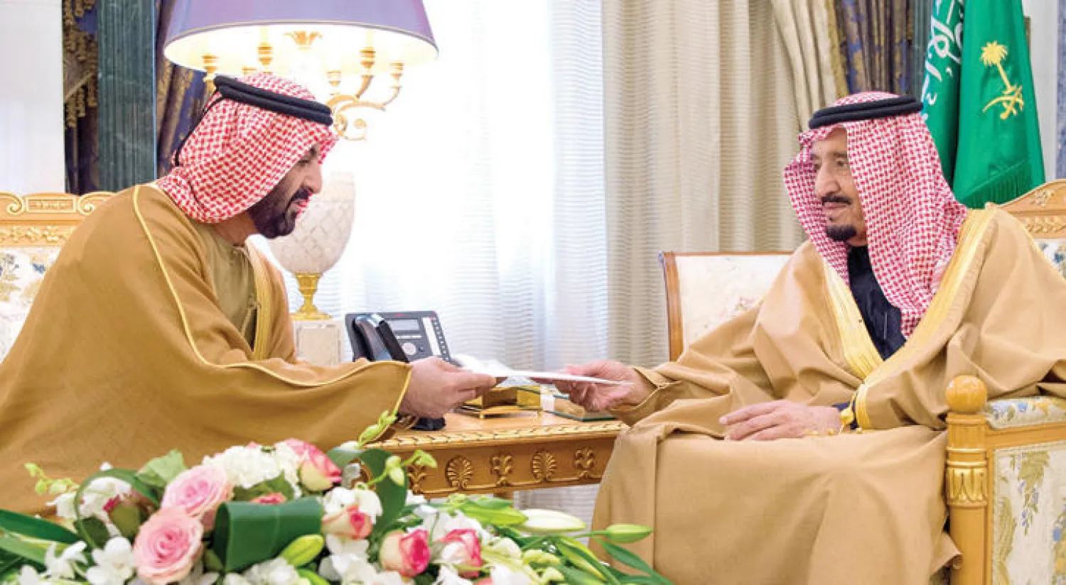 خادم الحرمين الشريفين خلال تسلمه رسالة الرئيس الإماراتي من السفير محمد الظاهري (واس)
