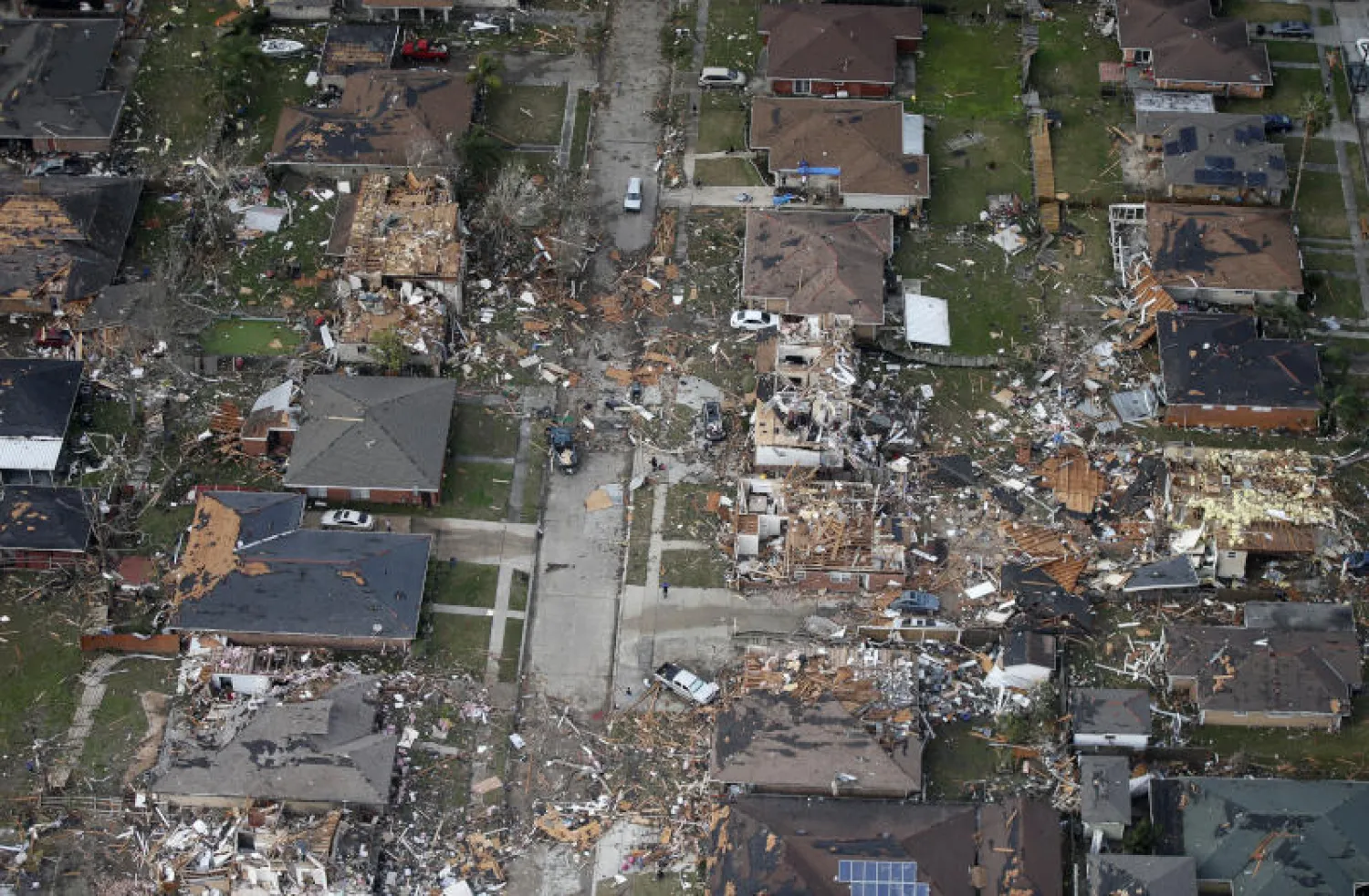 صورة جوية تظهر المنازل المدمرة والمتضررة بفعل الأعاصير بالحي الشرقي في نيو أورليانز (أ.ب)