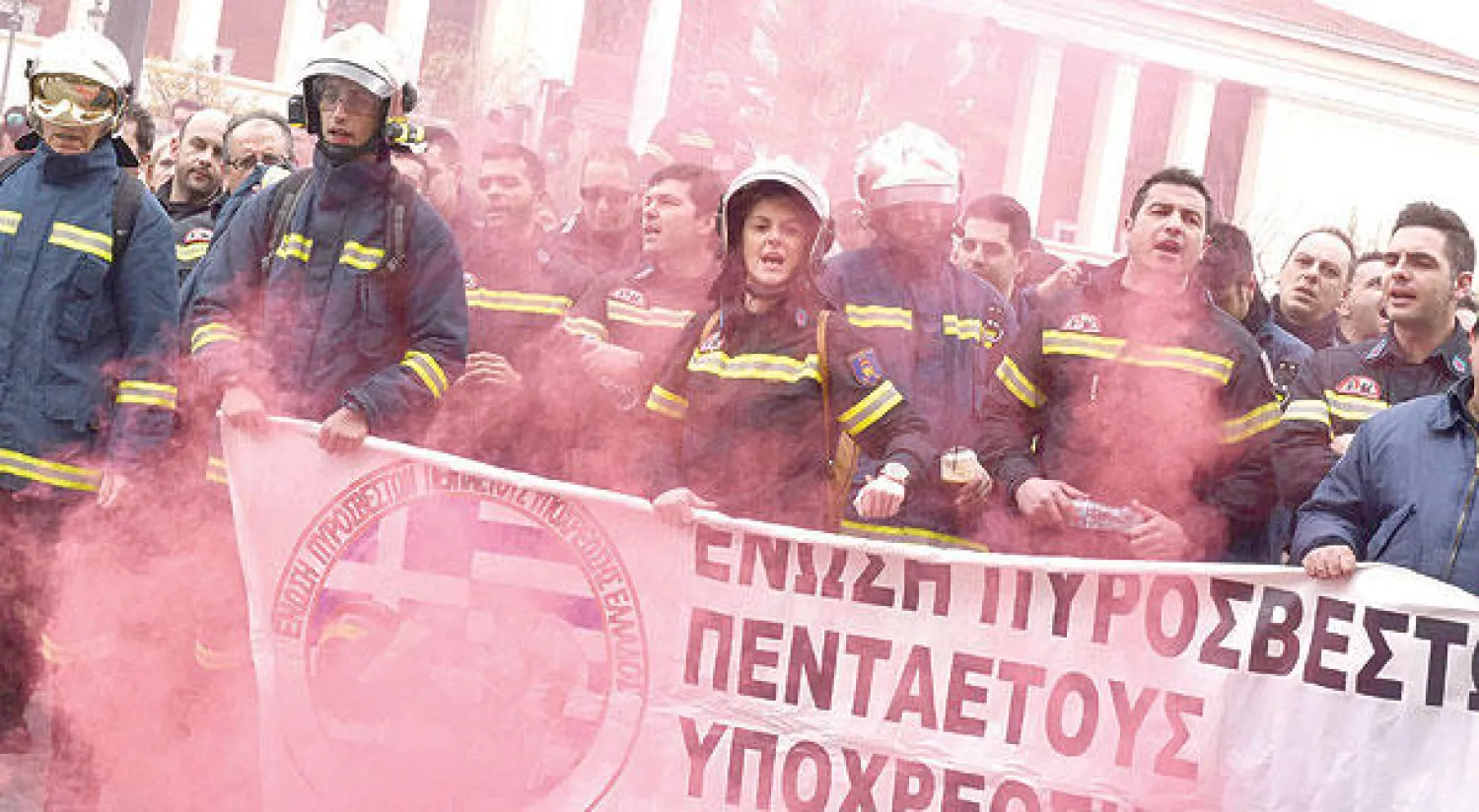 جانب من مظاهرة لعاملي الإطفاء في أثينا أمس اعتراضا على ظروف التشغيل الصعبة (أ.ف.ب)