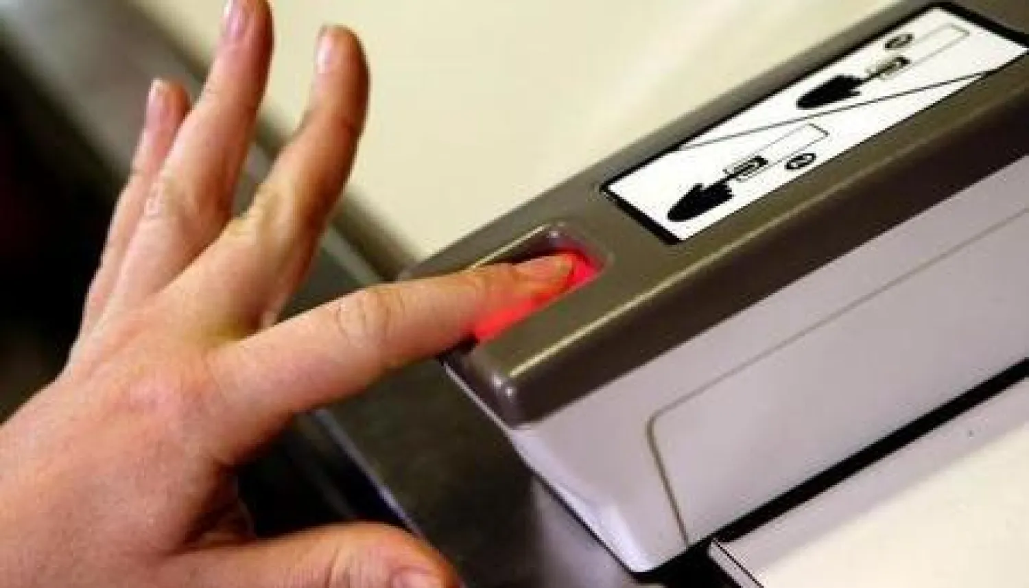 أخذ بصمات الزائرين في الصين (رويترز)