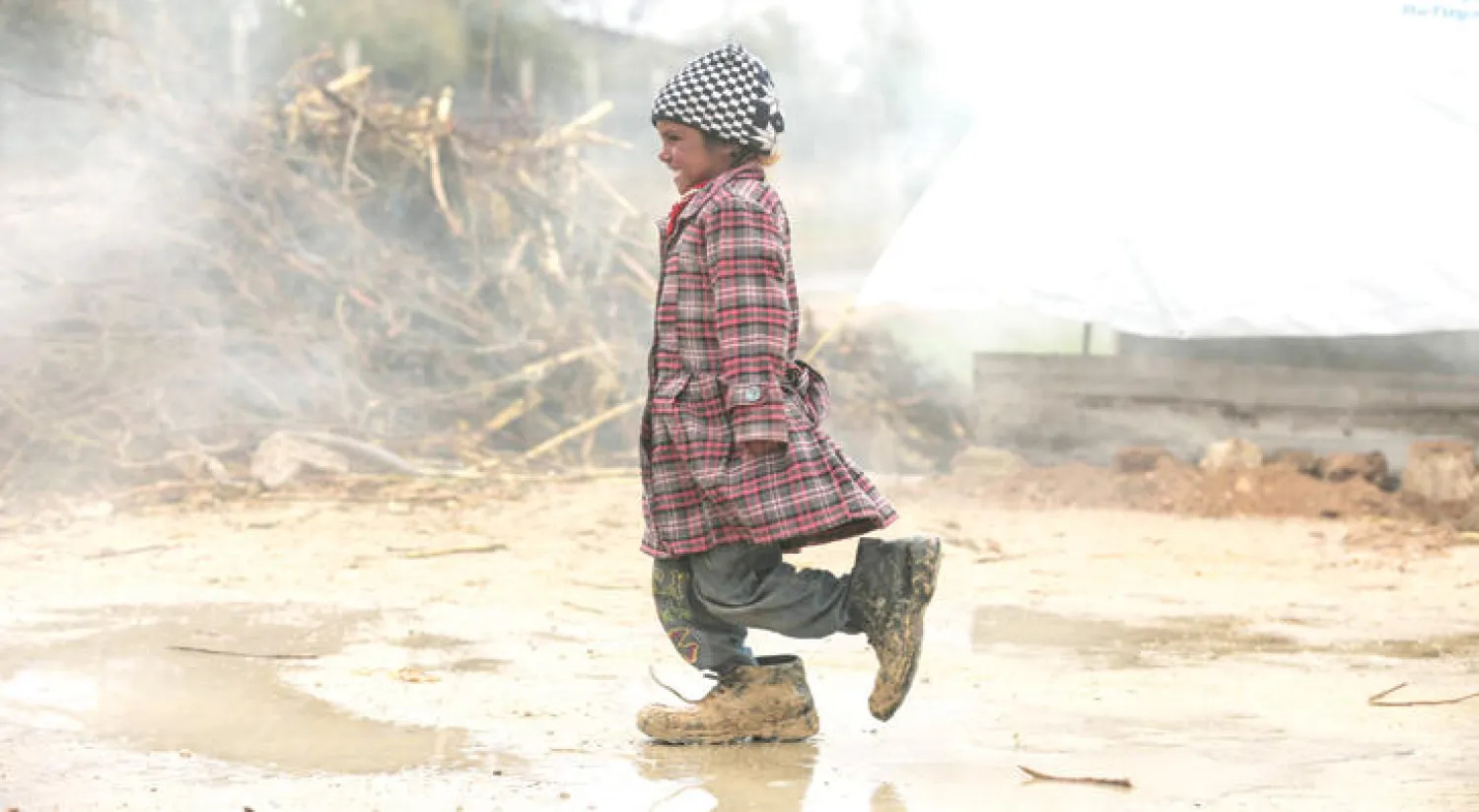 طفلة سورية نازحة في مخيم شرق الغوطة الشرقية بريف دمشق الثلاثاء الماضي وسط موجة برد شديدة تضرب المنطقة (أ.ف.ب)