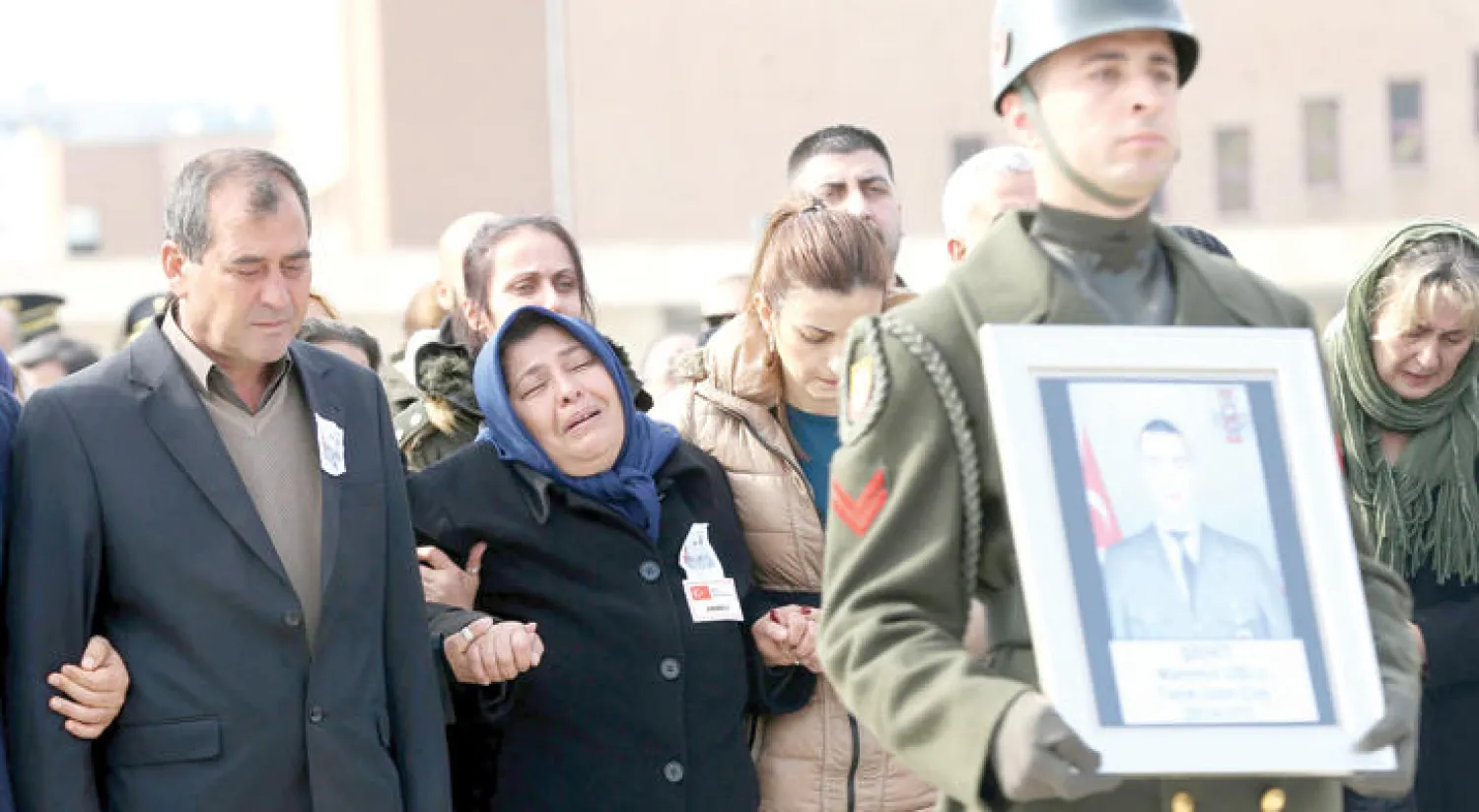 تركية تبكي ابنها الذي قتل مع الجيش في مدينة الباب خلال تشييعه في أنقرة أمس (أ.ف.ب)
