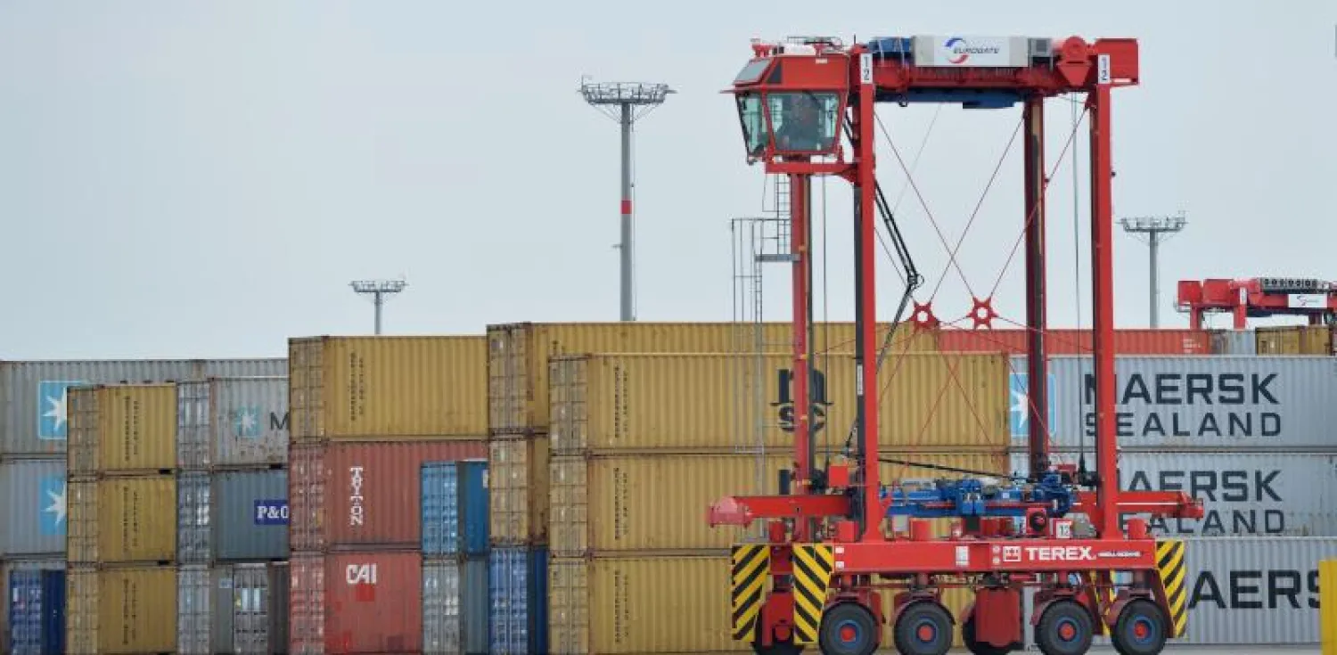 رافعة حاويات في ميناء بمدينة فيلهلمسهافن في شمال ألمانيا (أ.ف.ب)