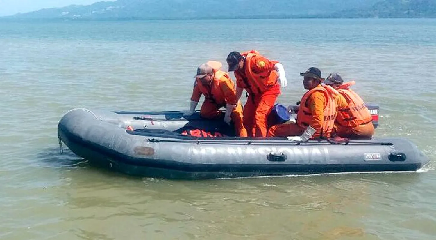 فقدان 13 شخصا بغرق قارب بماليزيا