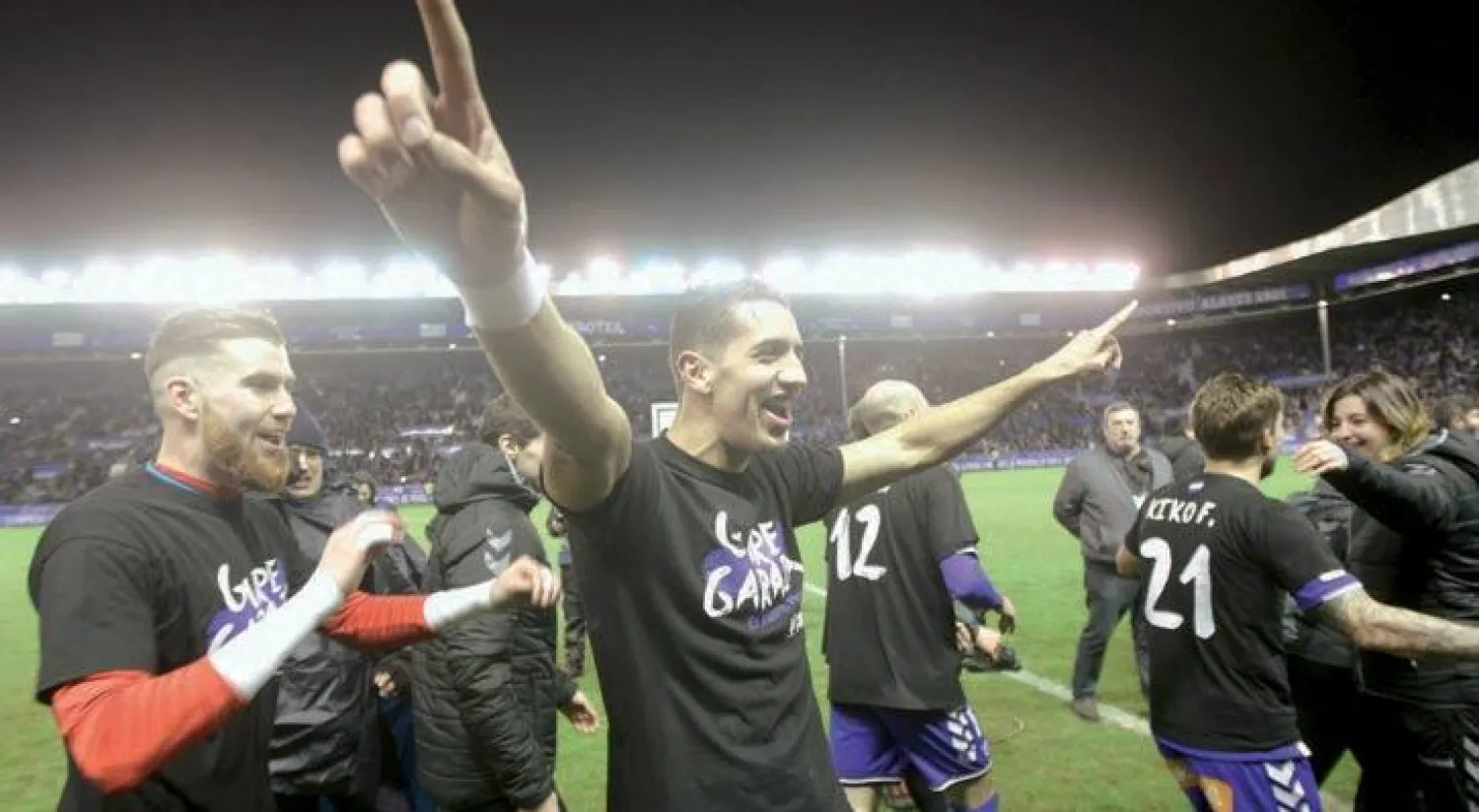 لاعبو ألافيس يحتفلون بتأهلهم إلى نهائي كأس إسبانيا (أ.ب.أ)