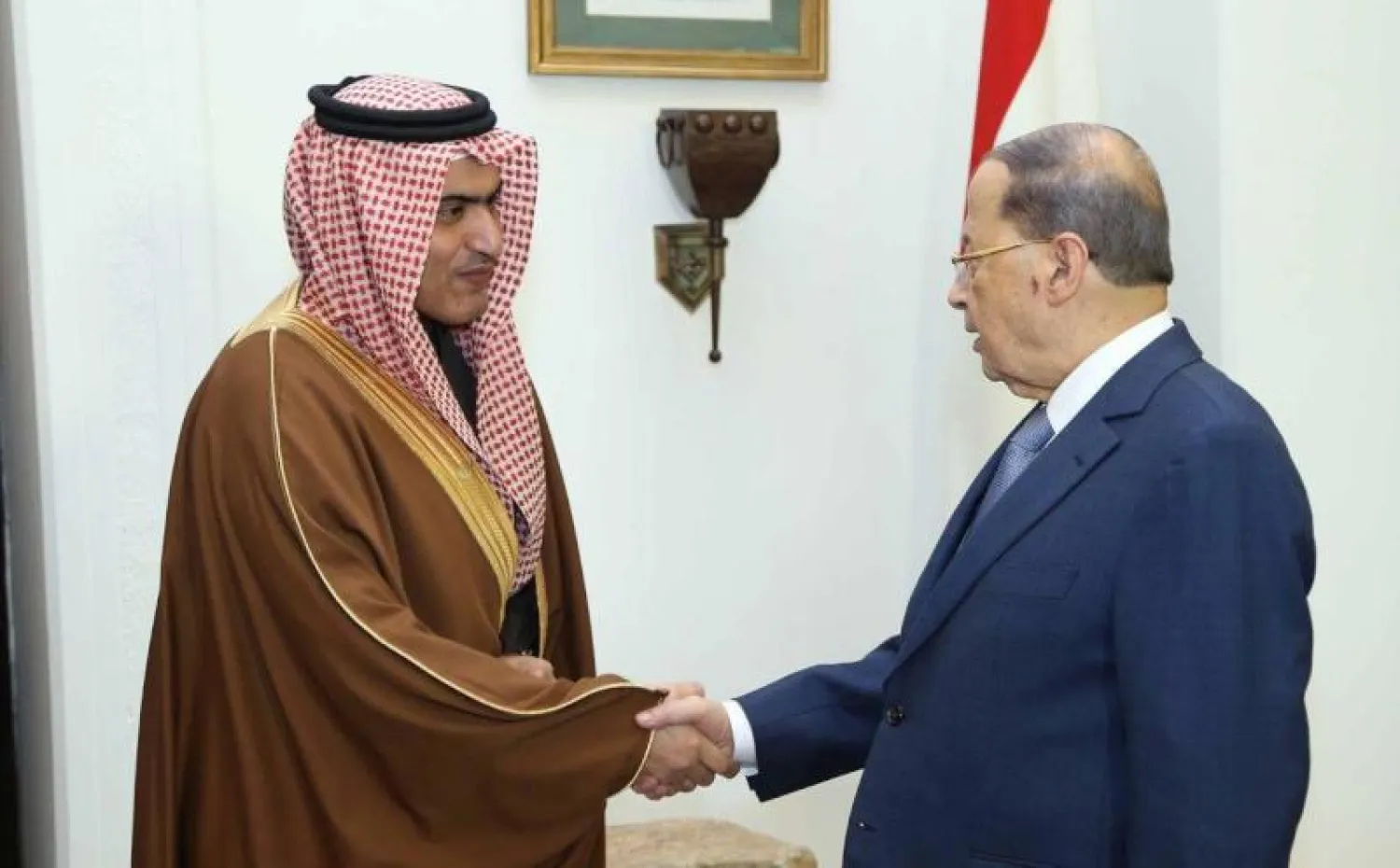 جانب من استقبال الرئيس اللبناني للوزير السعودي السبهان في بيروت (واس)