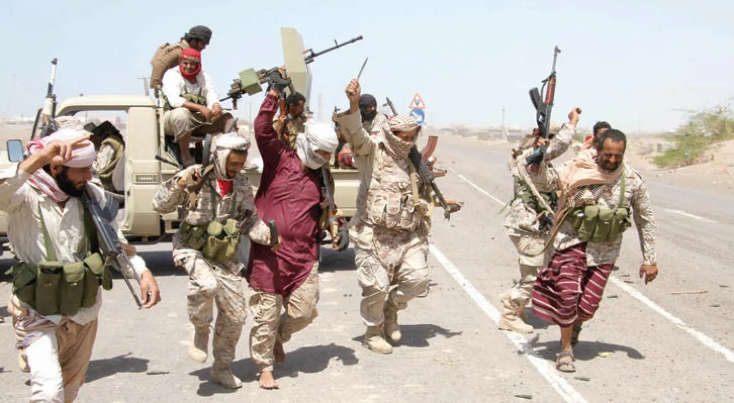 مقاتلون من الجيش اليمني يلوحون بعلامة النصر بعد معارك خاضوها بنجاح غرب تعز (أ.ف.ب)