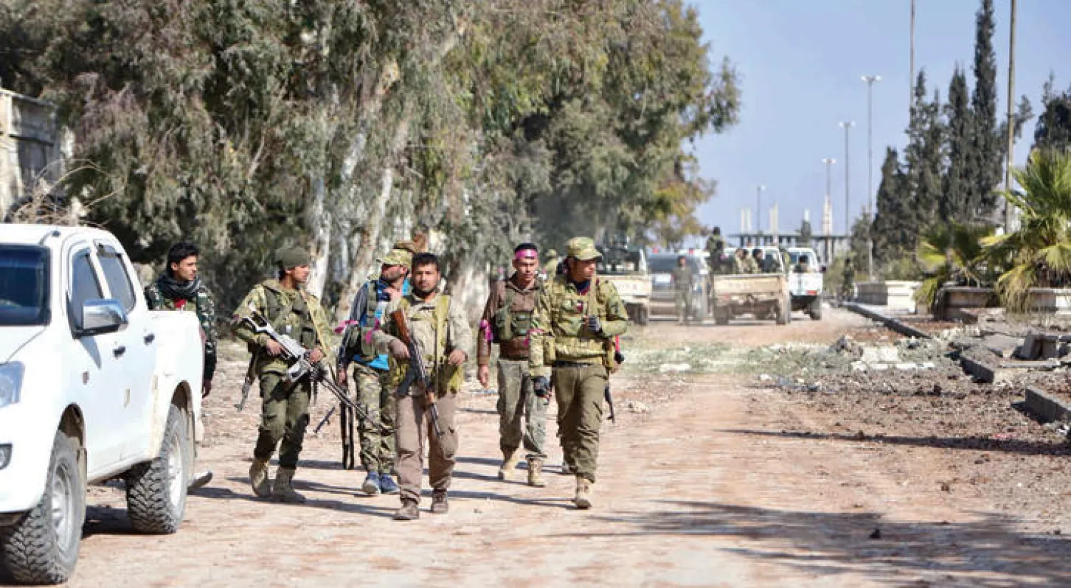 عناصر من الجيش الحر يجوبون بكامل أسلحتهم وعتادهم مدينة الباب أمس (رويترز)